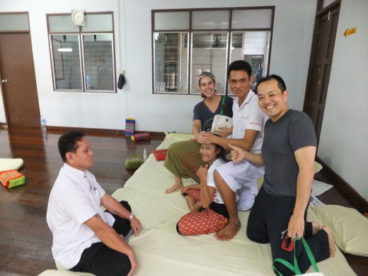 左から、先生、マギー、タイ人(名前覚えれなかった)、私