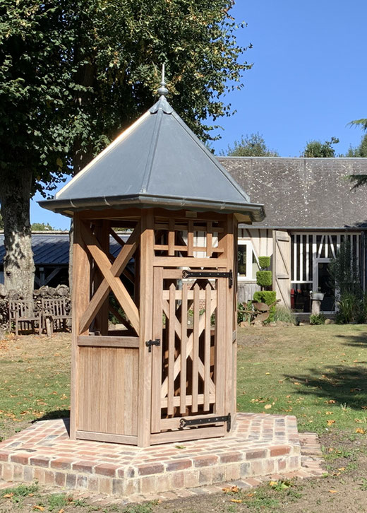 Arvillers: Puits hexagonal en bois sur socle de briques- Photo: Ghislain Ferrant