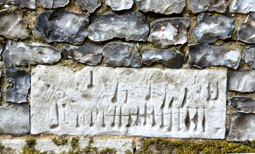 Sur les murs de l'église de Thieulloy la Ville: Un semblant de partition musicale au milieu des silex