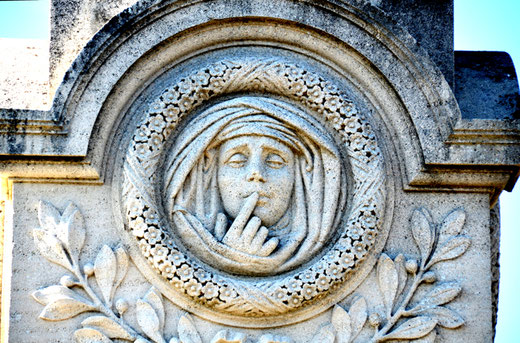 Au cimetière de Vignacourt sur le monument du bienfaiteur Godard-Dubuc