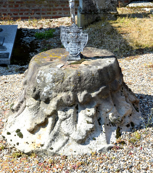 Un chapiteau qui sert de sépulture dans le cimetière de Driencourt