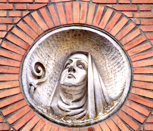 Visage de Sainte-Colette sculpté dans la chapelle où est elle est née