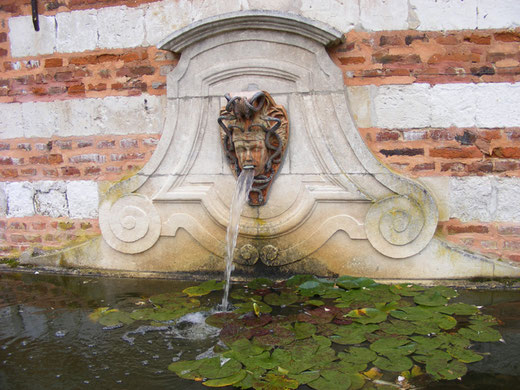 la fontaine du château de Maizicourt