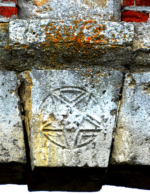 Le pentacle ou pentagramme gravé sur la clé de voûte de la porte du château