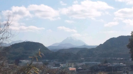 三女神社から見える由布岳（中央）。左は妻垣山、右は龍王山。