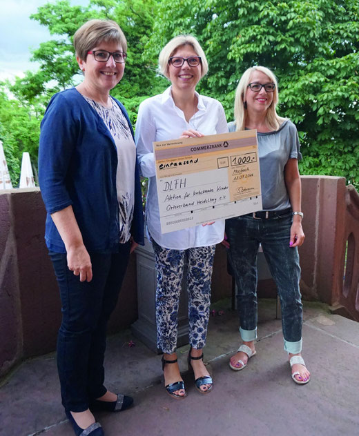 EineSpende von 1000 Euro übergaben Beate Kessler und Elke Blidon (r.) an Stefanie Baldes vom Verein Krebskranke Kinder.