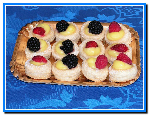Dolcetti di sfoglia con crema e frutta