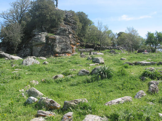 Uno dei circoli vicino al nuraghe Ortachis (sopra la roccia)
