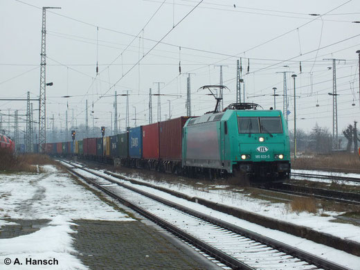Das Wetter zeigte sich in Luth. Wittenberg Hbf. am 2. Februar 2014 kalt und grau. 185 633-5 von ITL bringt mit ihrem Containerzug ein bisschen Farbe ins Bild