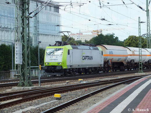 185 543-6 von Captrain zieht am 13. August 2013 einen Kesselwagenzug durch Dresden Hbf.