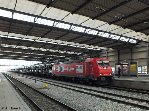 185 588-1 (HGK Lok 2056) durchfährt am 25. Oktober 2013 mit Autozug den Hbf. in Chemnitz 