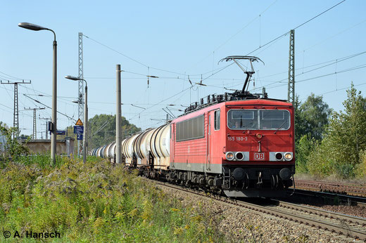 155 180-3 hat am 18. September 2014 in Leipzig-Thekla einen Ganzzug bestehend aus Kesselwagen am Haken