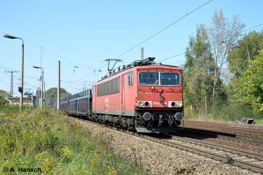 Bei bestem Licht zieht 155 110-0 ihren Autoleerzug am 18. September 2014 durch Leipzig-Thekla