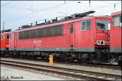 Am 25. April 2015 steht 155 008-6 in Cottbus am Hbf. und wartet zwischen drei Schwestermaschinen auf neue Aufgaben