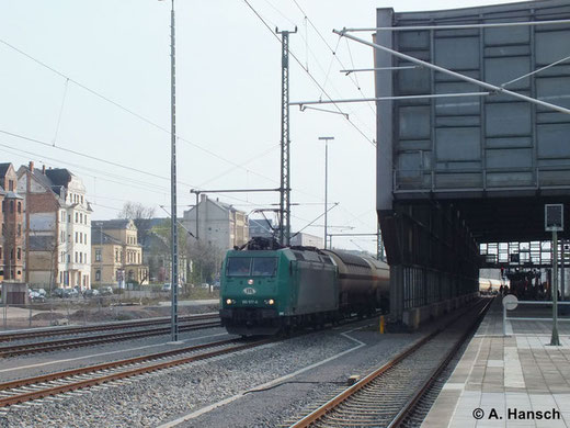 185 517-0 hat am 2. April 2014 einen Gaskesselwagenzug am Haken. Hier durchfährt die Fuhre gerade Chemnitz Hbf. Am Zugschluss schiebt 271 014-3 nach