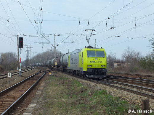Farblich auffällig ist 185 534-5 von CFL Cargo Deutschland lackiert. Am 18. März 2014 zieht die Maschine einen Kesselwagenzug durch Leipzig Thekla