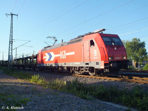 Im letzten Sonnenlicht zeigt sich 185 585-7 (Lok 2053 der Häfen und Gütetverkehr Köln AG) auf Höhe des AW Chemnitz mit einem Autoleerzug. In wenigen Augenblicken erreicht die Fuhre Chemnitz Hbf.