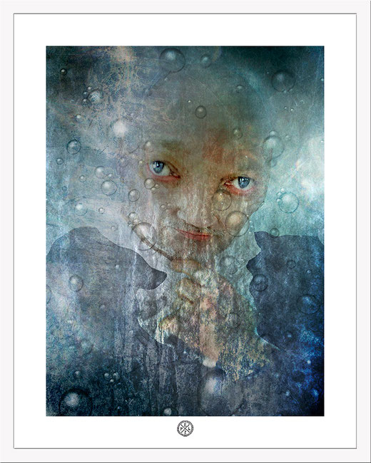 Exponattitel: Autoportrait d'une personne enfantine - Exponatgröße: 30 x 40 - 50 x 60, mit Rahmen - Art: digiART / Fotografie - Signatur: datiert, signiert - © by Pelz 2018