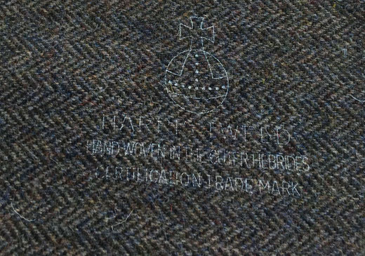 Das "Orb Trademark"-Zeichen auf braunem Harris Tweed