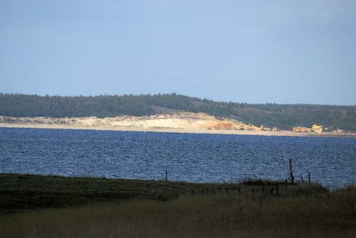Blick zur Steilküste auf der gegenüberliegenden Seite der Ho-Bucht