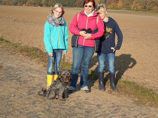 Joshi (14 Jahre alt) mit Familie