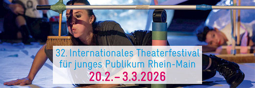 Foto für Starke Stücke Festival 2026, Ausschnitt weibliche Person mit Besen