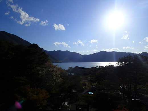 東海道自然歩道に乗り換えて本栖湖をのぞむ