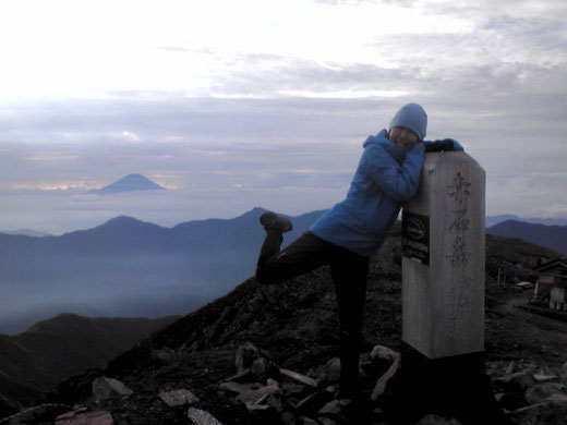 2012.8.18　朝6時半ごろ　南アルプス赤石岳(3120m)にて。奥に富士と天子山塊。見づらいですがTXパンツをはいています