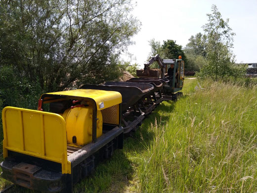 Met de minigraver worden kieplorries geladen (1 juni 2019), Spoorijzer 109 doet het rangeerwerk. 
