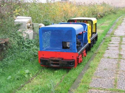 Beide Spoorijzer Railtractoren (fabrieksnummer 160 (vooraan) en 109 (achteraan)) van de Gelderse Smalspoorstichting in oktober 2005, vlak voordat ze naar de nieuwe locatie in Heteren werden gebracht.