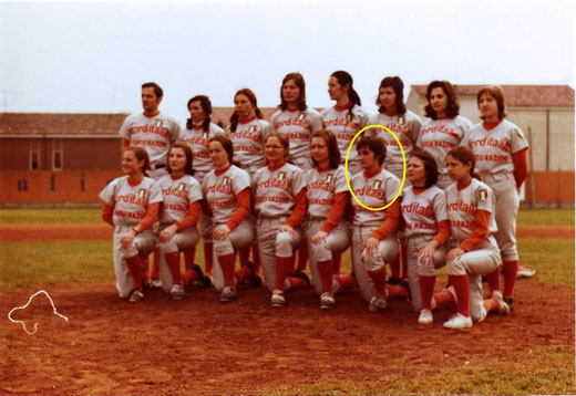Maria Soldi (cerchiata di giallo) in una foto della formazione Campione d'Italia Norditalia Assicurazioni Bollate Softball del 1972 (foto dal sito del Bollate Softball) - clicca sulla foto per ingrandire