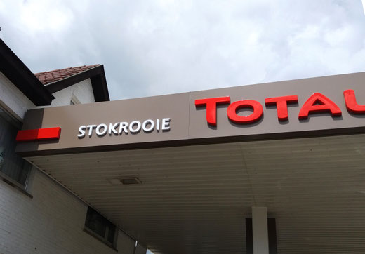 Nieuwe luifel van het tankstation Total STOKROOIE