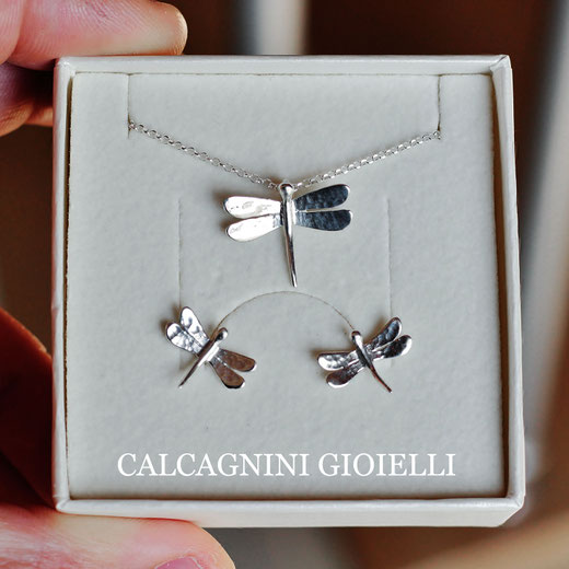 LIBELLULE - parure in argento composta da orecchini e ciondolo con catena - parure libellula - Calcagnini Gioielli Design - Parure Libellula. Il set di gioielli Libellula è composto da un paio di piccoli orecchini a bottoncino e da un ciondolo con catena 