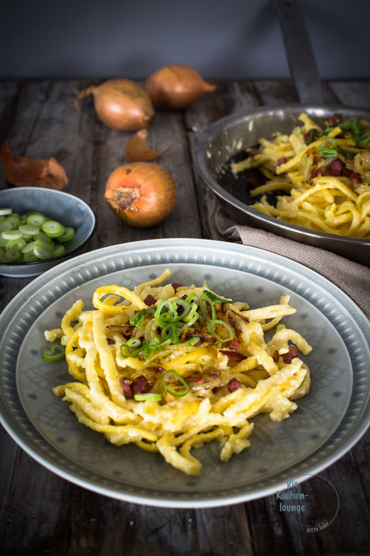 Käs-Spätzle mit Speck und gerösteten Zwiebeln