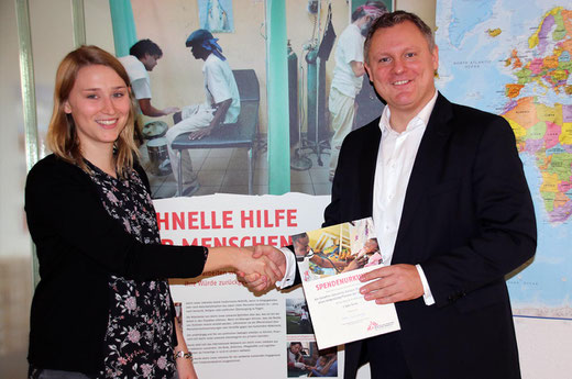 Image: Dr Michael Hadem (Senior Director Eurofins Genomics Europe) presents the donation to Lena Lindner in the ‘Doctors Without Borders’ HQ in Berlin.