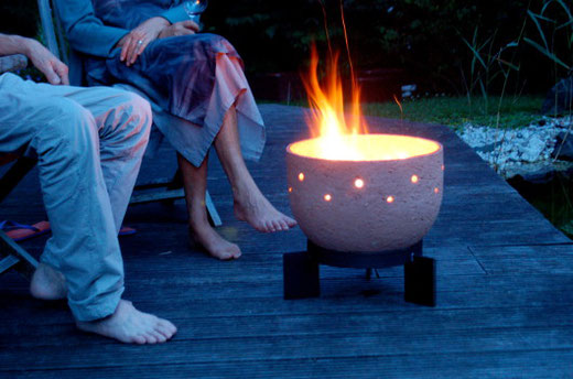 Abendliches Ambiente vor einer Feuerschale im Garten