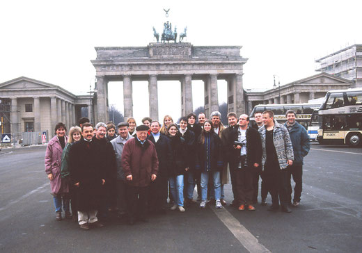 Die Stadtkapelle vor dem Brandenburger Tor in Berlin 1997 / Foto: Hans Merkt