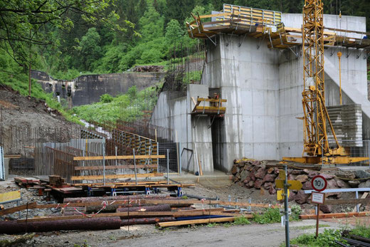 die Murenbrecher (lks.) sind in Arbeit