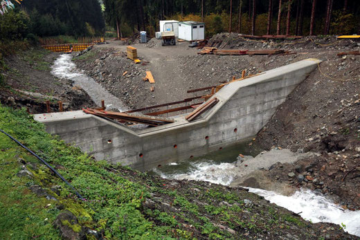 die obere Sperre vom Auffangbecken ist bereits fertig betoniert