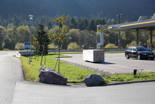 auch das Areal um die Tankstelle u. Waschanlage wurde begrünt und bepflanzt