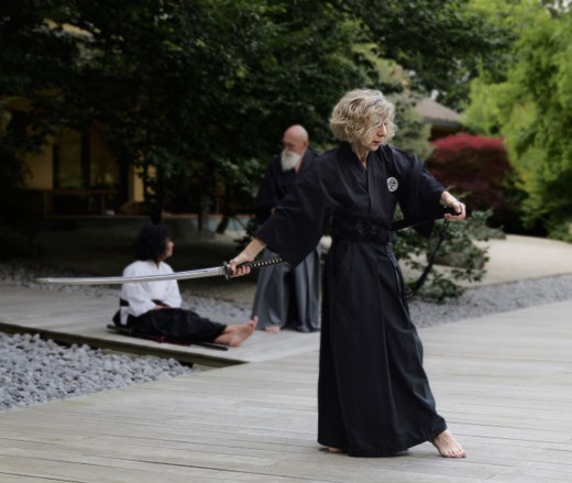 Donna che pratica Ai-jutsu per il benessere in menopausa