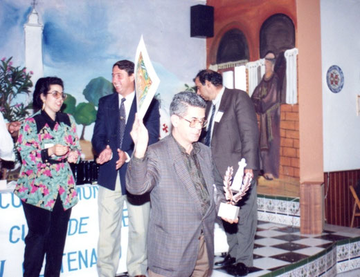 LOS CONCURSOS Y TROFEOS QUE GANO MI PADRE, LE SIRVIERON BASICAMENTE PARA HACER BUENOS AMIGOS CON LA RADIO.