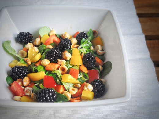 Fruchtiger Feldsalat mit Beeren & gerösteten Haselnüssen