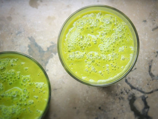 Grüner Smoothie mit Avocado