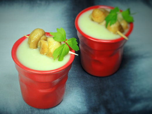 Pastinakenschaumsuppe mit getrüffelten Champignons