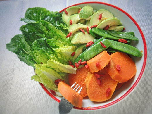Süßkartoffeln mit Avocado & Gojibeeren