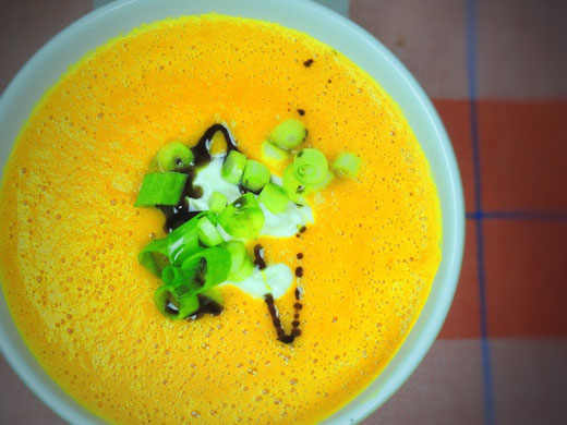 Fruchtige Kürbis Mango Suppe