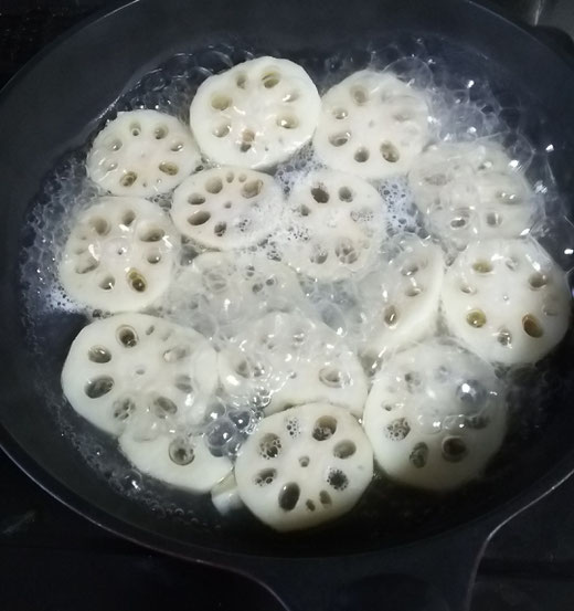 今晩のおかずは蓮根。上田の〝美味だれ〟につけて食べるとさらに美味しい。