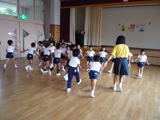 「勝ってうれしい はないちもんめ~♪」子ども達は夢中で遊びます!解放の喜びにあふれています。