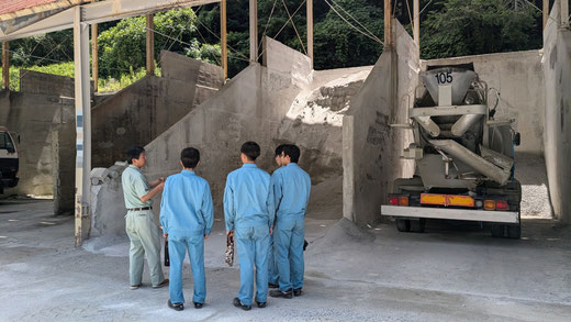 ▲ 取引先を見学。弊社の砕石・砕砂が生コンの骨材として使用されている事を説明。